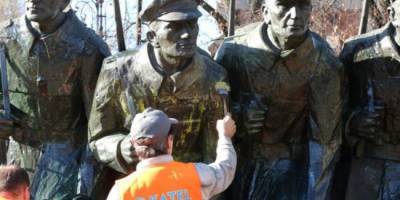 В Польше «по-украински» осквернили памятник Пилсудскому, ненавидевшему Россию