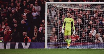 Сдали нервы: вратарь "Манчестер Юнайтед" распустил кулаки после проигрыша "Манчестер Сити" (видео)