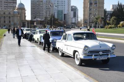 В Баку в честь Дня Победы Азербайджана прошло шествие классических автомобилей (ФОТО)