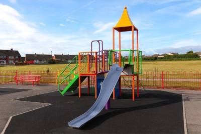Покрытие на детской площадке в Веряжском парке заменят из-за постоянных луж