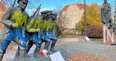 Новая провокация: в Кракове расписали памятник Пилсудскому синей и желтой краской и надписью с русизмом (ФОТО)