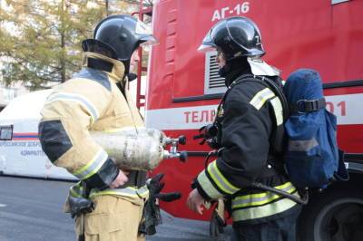 Петербургские спасатели вызволили из охваченного огнем дома на Заставской 35 человек