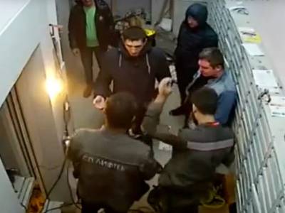 Видео: жильцы дома в Балашихе обстреляли рабочих из-за шума во время установки лифтов