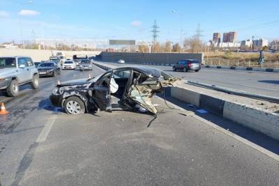 В Волгограде в результате ДТП автомобиль разорвало на две части