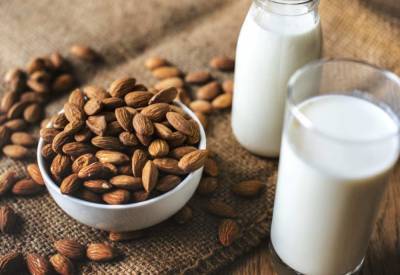 Диетологи объяснили, чем опасно употребление кокосового и миндального молока