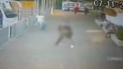 Видео: спор из-за маски в автобусе закончился ножевым ранением