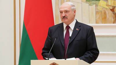 Лукашенко призвал белорусов к здоровому образу жизни, наколов кучу дров (ВИДЕО)