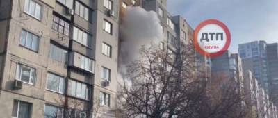 В Киеве горит многоэтажка, все в дыму: видео