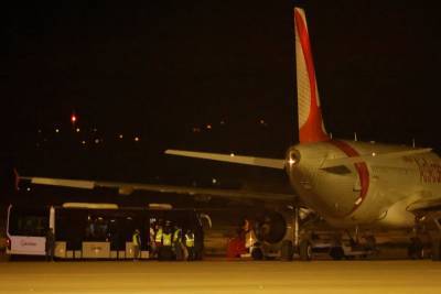 Десятки пассажиров сбежали с самолета после экстренной посадки на Майорке