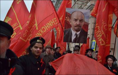 Почему Лукашенко при аллергии на революции превозносит большевистский Октябрь?