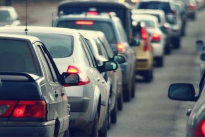 Дорожники ограничат движение на семи трассах Ленобласти в понедельник