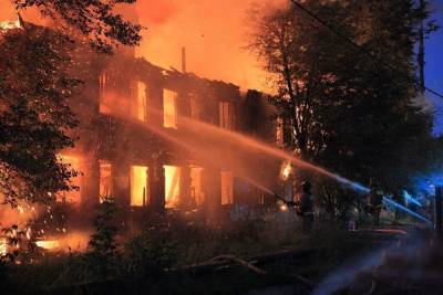 Нежилой многоквартирный дом сгорел в Окуловке