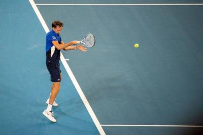 Медведев проиграл Джоковичу в финале теннисного турнира в Париже