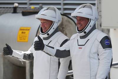 В капсуле SpaceX сломался туалет: американские астронавты полетят домой в подгузниках - Русская семерка