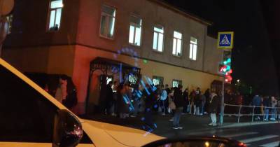 Толпа молодых людей у здания в Москве насторожила россиян