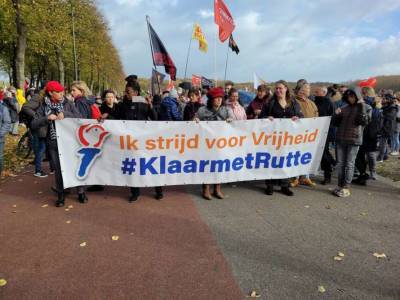 В Нидерландах прошли массовые протесты против коронавирусных ограничений