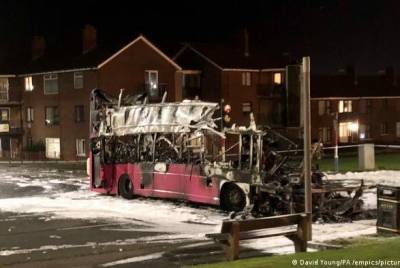 В Северной Ирландии четверо мужчин похитили и подожгли автобус