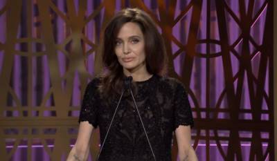 Джоли в растянутой кофте озадачила внешностью рядом с красоткой-дочерью: кадры без фотошопа