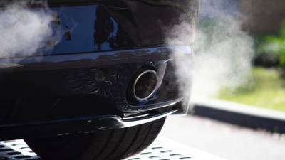 Водителям в России назвали 3 причины появления белого дыма из выхлопной трубы автомобиля