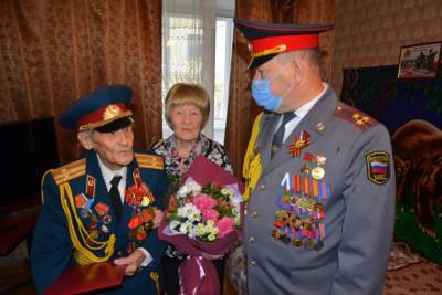 В Смоленске ветерана МВД поздравили со 103-летием