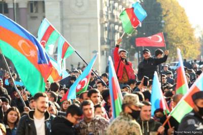 В Баку проходит шествие по случаю Дня Победы Азербайджана