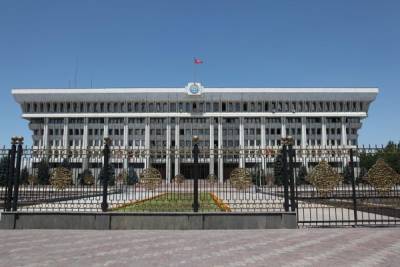 Более 20 журналистов баллотируются в парламент Киргизии