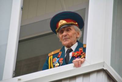 В Смоленске ветерана поздравили со 103-летием