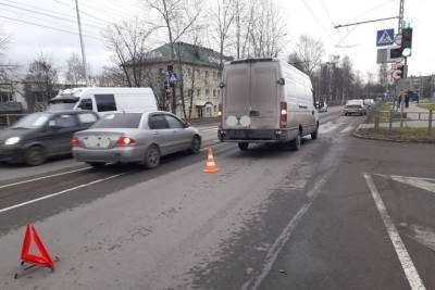На дорогах Петрозаводска накануне столкнулись четыре авто