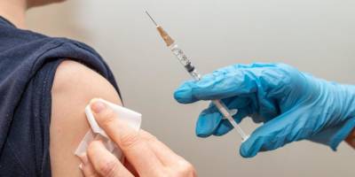 В Греции врачи вкалывали антипривочникам вакцину под видом физраствора