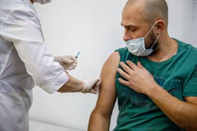 Медфракция Екатеринбурга продолжает вакцинировать население на выездных пунктах
