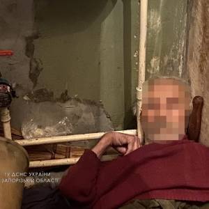 В Мелитополе спасатели освободили пенсионера, застрявшего за трубой. Фотофакт