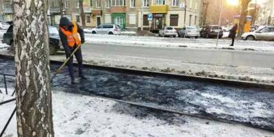 Новосибирские дорожники продолжают укладывать асфальт в снежную погоду