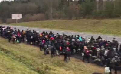 ГПК: многочисленная группа беженцев с вещами движется вдоль трассы к границе с Польшей