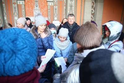 Родители школьников устроили у мэрии Екатеринбурга акцию против дистанционного образования