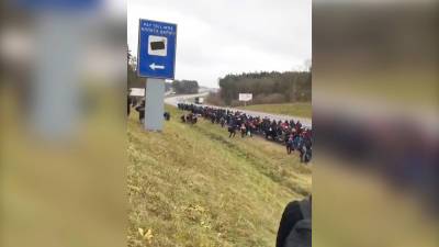 Толпа мигрантов готовится к штурму белорусско-польской границы (видео)