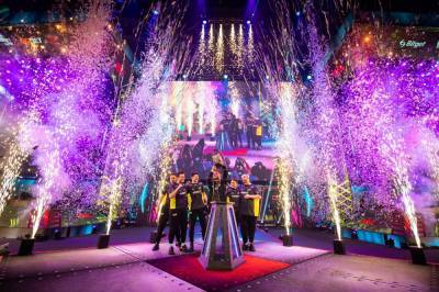Команда Natus Vincere с тремя россиянами стала чемпионом по компьютерной игре Counter-Strike: Global Offensive и выиграла миллион долларов