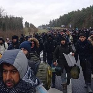 В Беларуси к польской границе идет колонна мигрантов. Фото