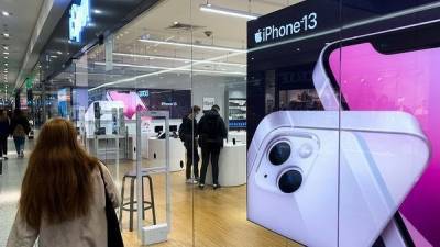 В России исчезли из продажи iPhone и Samsung