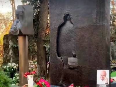 Поклонников Михаила Жванецкого рассорил памятник на его могиле (фото)