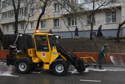 Коммунальную технику в Москве перевели на зимний режим работы