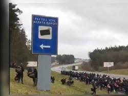 Огромная колонна мигрантов движется к белорусско-польской границе