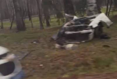 Легковой автомобиль разорвало пополам в результате ДТП в Ломоносовском районе