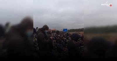 Вооруженные пограничники Беларуси организованной колонной ведут мигрантов к границе с ЕС (ВИДЕО)
