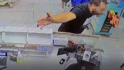 Видео: мужчина напал на сотрудников больницы "Ланиадо" в Нетании