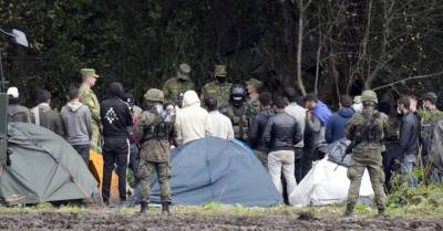 ВИДЕО: сотни мигрантов идут вдоль шоссе к белорусско-польской границе (дополнено в 12.37)