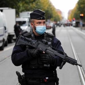 Во Франции алжирец напал с ножом на полицейских
