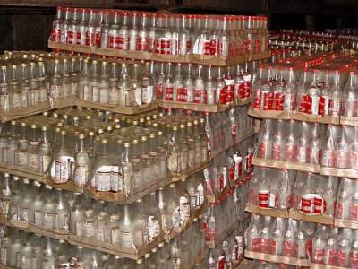 Бутылки, крышечки и фальшивые акцизы: под Новосибирском птицефабрику превратили в нелегальный алкоцех