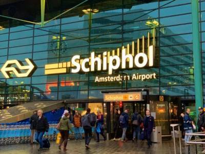 В Амстердаме восьмерых пассажиров забрали из рейса за отказ надеть маски