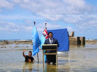 Министр островной страны выступил на конференции ООН по климату, стоя по колено в воде