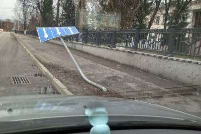 В Твери никто не меняет сломанный дорожный знак